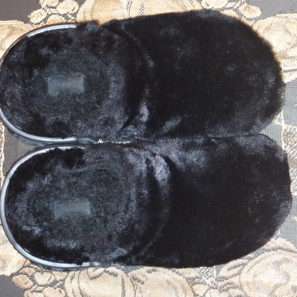 Crocs Clog Classic Unforgettable Sure Shearling Fur Lined Slip-On W11/M9 Black